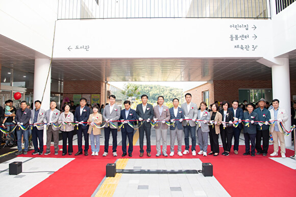 강동꿈나무문화나눔터 '구미시립산동도서관' 개관식에서 김장호 시장 등 내빈들이 테이프 커칭을 하고 있다. [사진=구미시청]