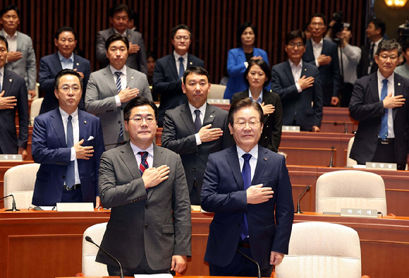 이재명 더불어민주당 대표와 박찬대 원내대표가 26일 오후 서울 여의도 국회에서 열린 의원총회에서 국민의례를 하고 있다. 2024.09.26. [사진=뉴시스]