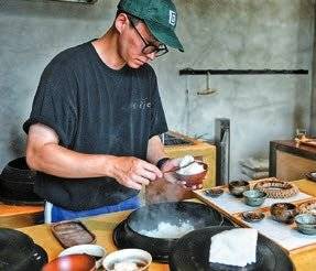 오일제는 들깨와 사골로 고소한 풍미를 내는 미역국과 가마솥밥만 판다. 특히 솥밥은 갓 도정한 쌀로 하루 네 번 지어 구수한 향과 밥알이 탱글탱글하게 살아있다. [사진 김성현]