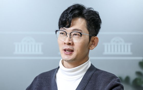 탈북민 출신 박충권 국민의힘 국회의원 의원이 당선인 신분이던 지난 4월 26일 오전 국회 의원회관에서 중앙일보와 인터뷰하고 있다. 김성룡 기자