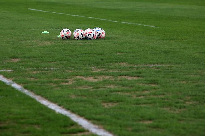 광주축구전용구장의 잔디 곳곳이 패인 장면. 프로축구연맹 제공