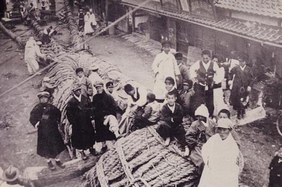 1922년 경상남도 동래군(지금의 부산시 동래구)에서 줄다리기의 줄을 만드는 장면. 과거 정월 대보름 행사로 치러지던 동래군의 줄다리기 시합이 1922년 다시 시작되었을 때, 약 2만여 명이 시합에 몰려들었다. 당시 부산 인구는 6만여 명이었다.  산처럼 제공