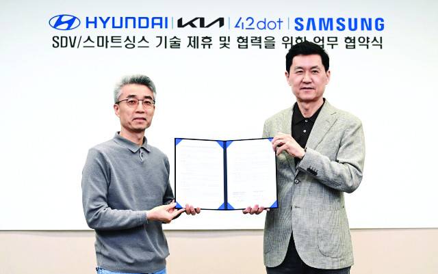 현대차·기아 AVP본부 송창현(왼쪽) 사장과 전경훈 삼성전자 DX부문 최고기술책임자(DTO) 겸 삼성리서치장이 25일 서울 서초구 삼성전자 서울 R&D캠퍼스에서 열린 사물인터넷 플랫폼 ‘스마트싱스’ 기술 제휴 및 협력을 위한 업무협약식에서 기념촬영을 하고 있다. 현대차·기아 제공