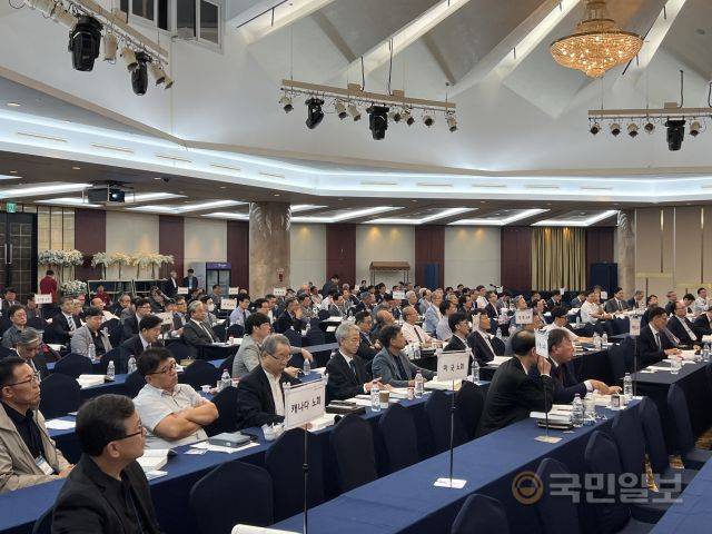 예장합신 제109회 총회에 참석한 총대들이 26일 강원도 정선 하이원팰리스호텔에서 회의하고 있다.