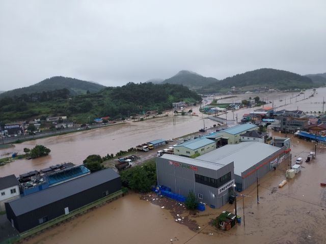 중호우가 내린 지난 21일 오후 전남 진도군 진도읍 한 마을이 빗물에 잠겨 있다. 연합뉴스