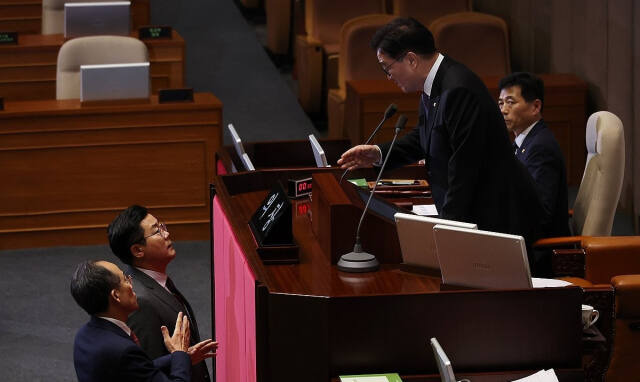 국민의힘 추경호 원내대표가 26일 국회에서 열린 본회의에서 한석훈 국가인권위원회 위원 선출안이 부결된 것에 대해 우원식 국회의장에게 항의하고 있다. 연합뉴스