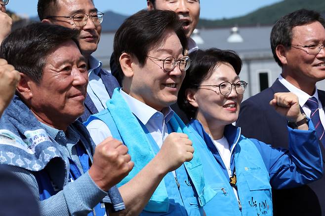 24일 오전 전남 곡성군 석곡면 논에서 더불어이재명 대표와 곡성군수 재선거에 나선 조상래 후보 등 관계자들과 기념 촬영을 하고 있다. 2024.9.24 [연합뉴스]