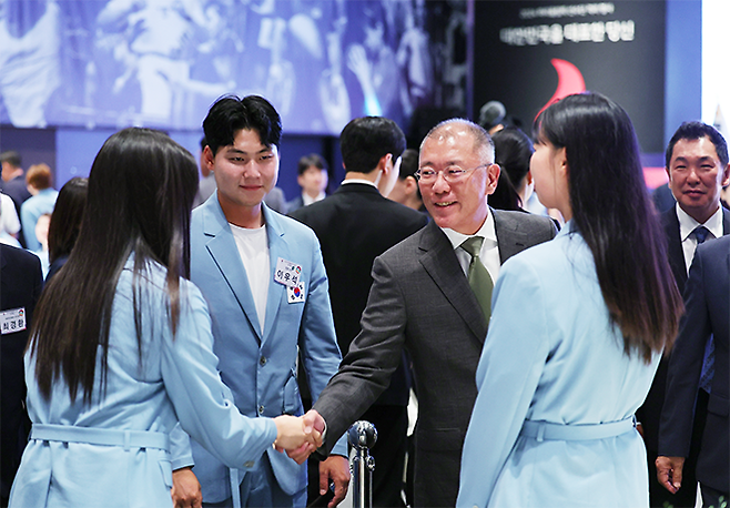 정의선 제2대 현대자동차그룹 회장이 제33회 프랑스 파리하계올림픽 선수단 격려행사에서 양궁 메달리스트와 인사하고 있다. 정 회장은 대한양궁협회장 겸 아시아양궁연맹 회장이다. 사진=연합뉴스 제공