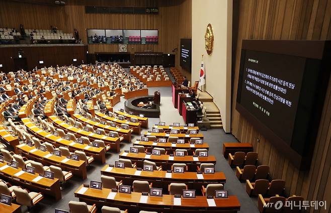 우원식 국회의장이 19일 오후 서울 여의도 국회에서 열린 제418회국회(정기회) 제8차 본회의에서 국민의힘 불참 속에 '김건희 특검법', '채해병 특검법'을 상정하고 있다. 2024.09.19. /사진=조성봉