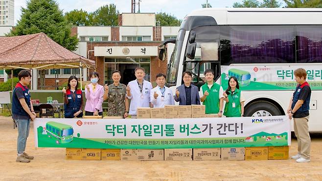 _지난 25일 제1공병여단에서 진행한 '닥터자일리톨 버스가 간다' 캠페인을 앞두고 롯데웰푸드, 대한치과의사협회, 제1공병여단 관계자들이 기념사진 촬영을 진행하고 있다./사진=롯데웰푸드