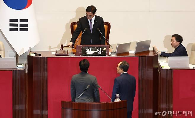 (서울=뉴스1) 김민지 기자 = 우원식 국회의장이 26일 오후 서울 여의도 국회에서 열린 본회의에서 한석훈 국가인권위원 선출안이 부결되면서 국민의힘 의원들이 반발하며 항의하자 정회를 선언하고 있다. 2024.9.26/뉴스1  Copyright (C) 뉴스1. All rights reserved. 무단 전재 및 재배포,  AI학습 이용 금지. /사진=(서울=뉴스1) 김민지 기자