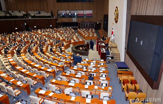 (서울=뉴스1) 안은나 기자 = 추경호 국민의힘 원내대표, 배준영 원내수석부대표, 박성준 더불어민주당 원내수석부대표가 26일 오후 서울 여의도 국회에서 본회의가 정회된 뒤 우원식 의장과 대화를 하고 있다. 이날 여당 추천 몫인 한석훈 국가인권위원 선출안이 부결되자 국민의힘이 항의, 회의가 정회됐다. 2024.9.26/뉴스1  Copyright (C) 뉴스1. All rights reserved. 무단 전재 및 재배포,  AI학습 이용 금지. /사진=(서울=뉴스1) 안은나 기자