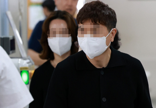 방송인 박수홍의 친형 박진홍씨 부부뿐만 아니라 그들의 자녀도 박수홍 소속사 지분을 보유하고 있던 사실이 드러났다. 사진은 지난 5월 서울 서초구 서울고법에서 열린 항소심 1차 공판에 출석하고 있는 진홍씨 부부의 모습. /사진=뉴시스