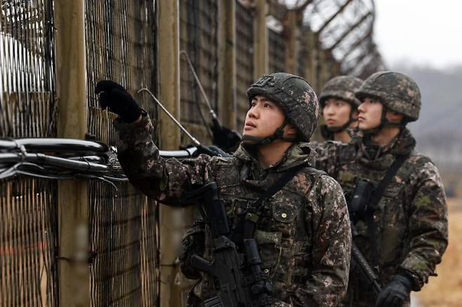 건국 76주년 국군의 날(10월1일)이 다가오는 가운데 군 장병들이 국민들에게 가장 듣고 싶은 응원의 말이 '감사합니다'인 것으로 조사됐다. 철조망을 점검하는 군인의 모습. /사진=뉴스1(국방홍보원)