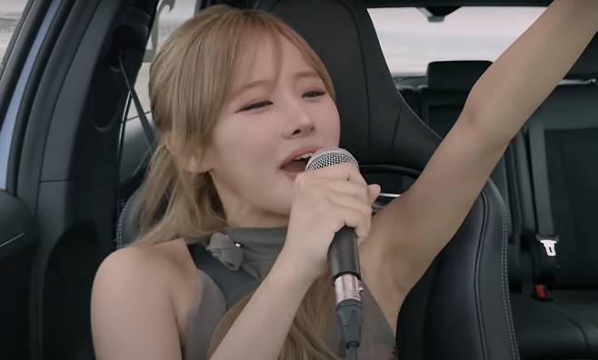 키스오프라이프의 벨이 유튜브채널 HUP!에 출연, 전문가 통제 하에 차량 내에서 노래 부르고 있다. [유튜브채널 HUP! 영상 캡쳐]