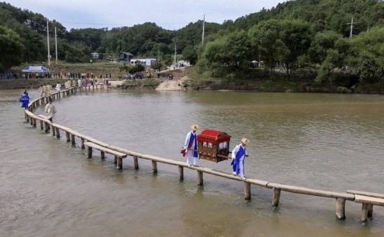 무섬외나무다리축제'에서 8일 전통혼례 가 재연되고 있다.(영주시 제공)