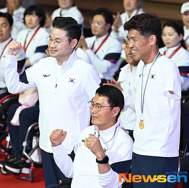 순금 20돈 기념메달 증정 후 기념촬영하고 있는 (왼쪽부터)배동현 패럴림픽 선수단장, 장성원 사격대표팀 감독, 철인 3종 김황태 선수. 이날 선수단 전원에게 순금 20돈 메달이 전달됐다.