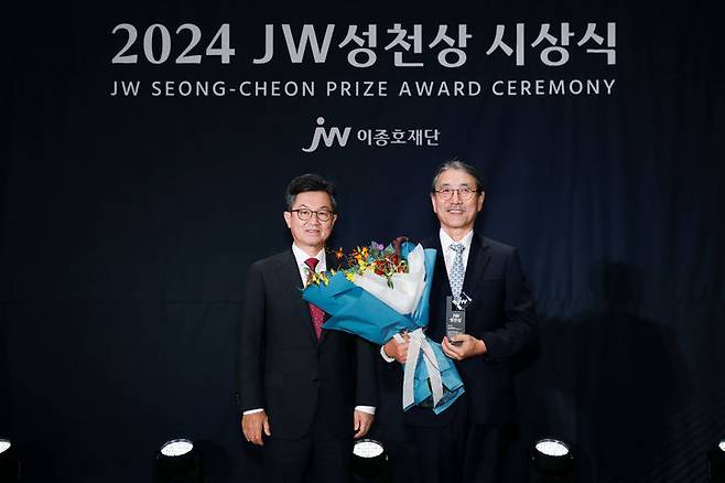 [서울=뉴시스] JW중외제약의 공익재단인 JW이종호재단은 지난 25일 경기도 과천시 소재 JW사옥에서 ‘2024 JW성천상’ 시상식을 개최했다. (왼쪽부터) 이경하 JW이종호재단 이사장(JW 회장)과 2024 JW성천상 수상자 유덕종 에티오피아 세인트폴병원 밀레니엄 의과대학 교수가 기념촬영을 하고 있다. (사진=JW중외제약 제공) 2024.09.26. photo@newsis.com *재판매 및 DB 금지