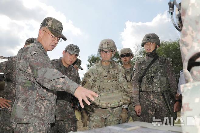 [용인=뉴시스]강호필 대장이 美210포병여단 현장지휘소를 방문, 작전지도를 하고 있다.(사진제공=지상작전사령부)