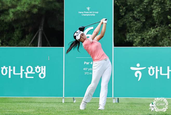 [서울=뉴시스] 윤이나가 26일 인천의 베어즈베스트 청라(파72)에서 열린 한국여자프로골프(KLPGA) 하나금융그룹 챔피언십 1라운드에서 6번 홀 티샷을 치고 있다. (사진=KLPGA 제공) 2024.09.26. *재판매 및 DB 금지