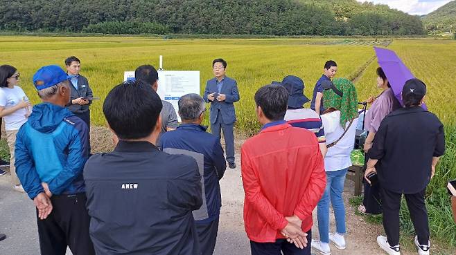 광주시와 무안군 원주민대책위원회는 26일 민‧군공항 통합 이전과 관련해, 대구 군위군 '대구경북신공항 예정지'를 견학하고 관계 공무원으로부터 설명을 듣고 있다. 광주시 제공