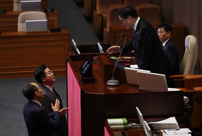 국민의힘 추경호 원내대표가 26일 국회에서 열린 본회의에서 한석훈 국가인권위원회 위원 선출안이 부결된 것에 대해 우원식 국회의장에게 항의하고 있다. 연합뉴스