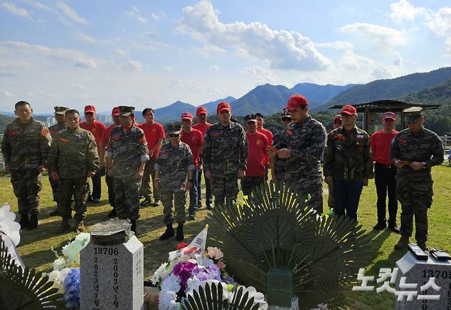 26일 국립대전현충원에 있는 고 채수근 상병의 묘역에서 해병대 예비역 연대 회원이 채상병 동기가 쓴 편지를 대신 읽고 있다. 인상준 기자