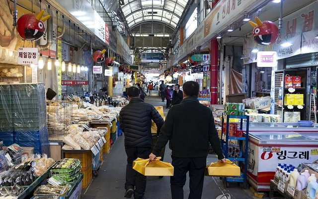 서울의 한 전통시장. 연합뉴스