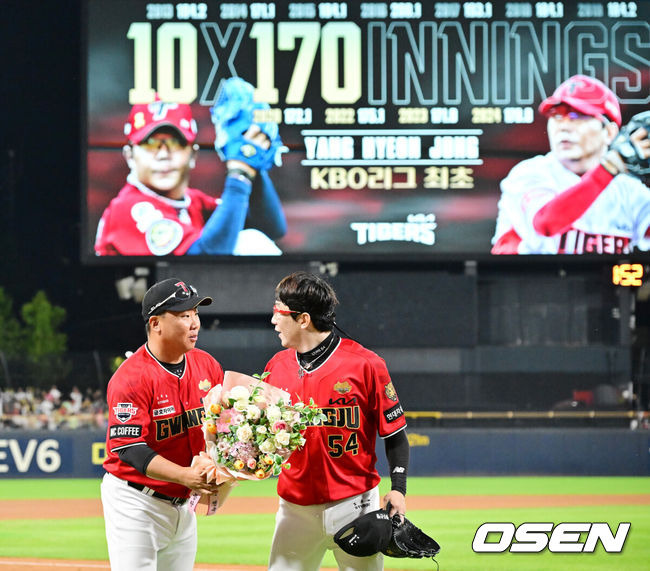 [OSEN=광주, 민경훈 기자] KBO 리그 최초로 10년 연속 170이닝 투구 달성한 양현종이 이범호 감독의 축하를 받고 있다. 2024.09.25 /rumi@osen.co.kr