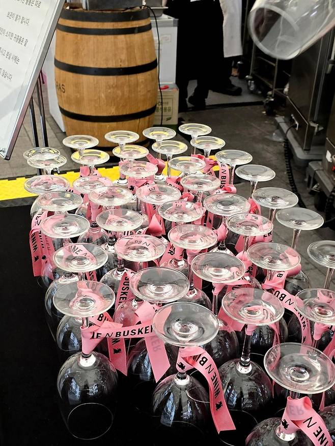 와인 앤 버스커. 최현태 기자