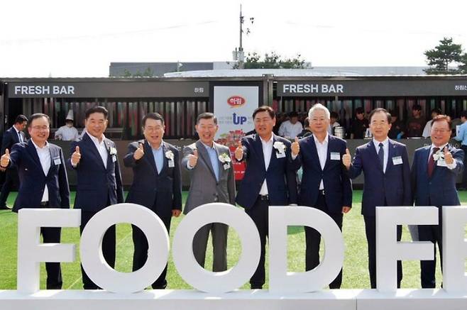 26일 전북 익산시 만성면 제4산업단지 내 하림 퍼스트키친에서 열린 ’NS 푸드페스타’ 개막식에서 김관영(왼쪽 다섯번째) 전북도지사와 정헌율(〃세번째) 익산시장, 김홍국 하림 회장 등이 엄지손가락을 지켜세우고 있다. NS홈쇼핑 제공