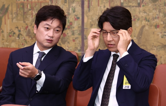 국회 출석한 박주호 전 축구협회 전력강화위원 - 박주호 전 대한축구협회 전력강화위원이 24일 오전 서울 여의도 국회 문화체육관광위원회에서 열린 대한축구협회 등에 대한 현안질의에 출석해 자리하고 있다. 왼쪽은 박문성 스포츠 해설가. 2024.9.24 뉴스1