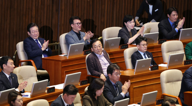 26일 국회에서 열린 본회의에서 더불어민주당 이재명(왼쪽 위) 대표를 비롯한 야당 의원들이 박수치고 있다. /연합뉴스