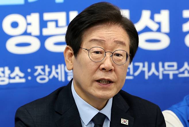 23일 오전 더불어민주당의 장세일 전남 영광군수 재선거 후보 선거사무소에서 열린 '전남 영광 현장 최고위원회의 및 영광·곡성 정책 협약식'에서 이재명 당 대표가 모두발언하고 있다. ⓒ 연합뉴스