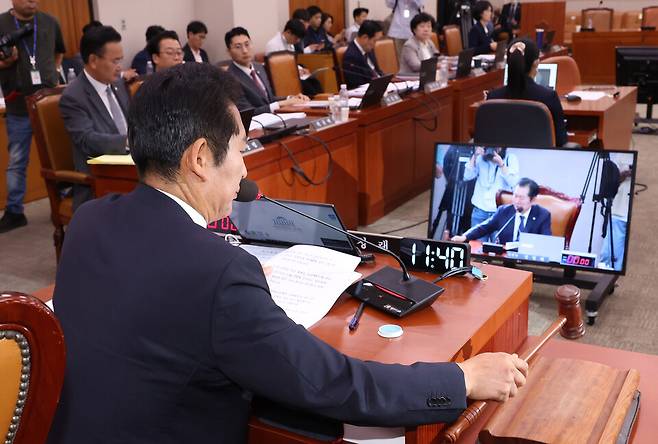 지난 23일 국회에서 열린 법제사법위원회에서 정청래 위원장이 의사봉을 두드리고 있다. ⓒ연합뉴스