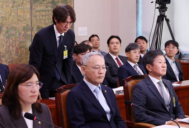 홍명보 축구대표팀 감독(왼쪽 위)이 24일 국회 문화체육관광위원회 현안 질의 도중 기립해 인사하고 있다. 왼쪽부터 장미란 문체부 차관, 유인촌 문체부 장관, 정몽규 대한축구협회장. 뉴시스