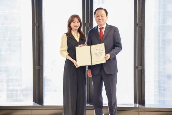 서울관광재단 길기연 대표이사(오른쪽)가 배우 천우희(왼쪽)에게 임명장을 수여하고 기념사진을 촬영하고 있다 / 송요셉 기자
