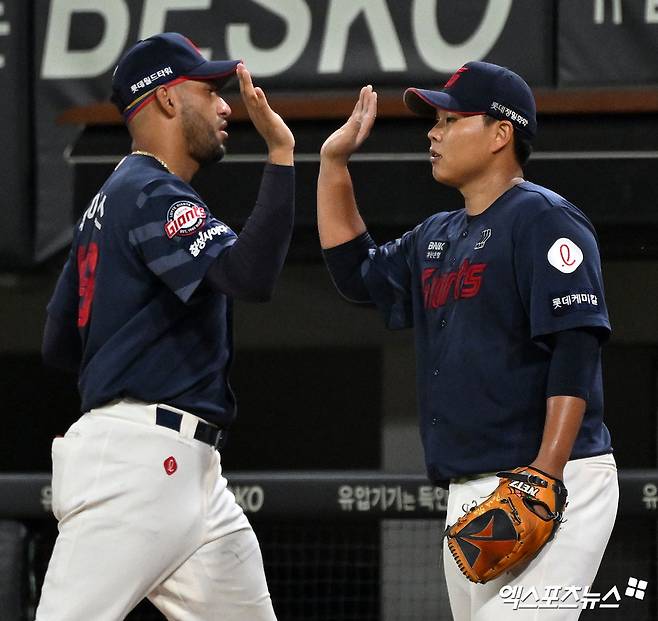 25일 오후 광주기아챔피언스필드에서 열린 '2024 신한 SOL Bank KBO리그' 롯데 자이언츠와 KIA 타이거즈의 경기, 6회말 수비를 마친 롯데 선발투수 박진이 레이예스와 하이파이브를 하고 있다. 광주, 김한준 기자