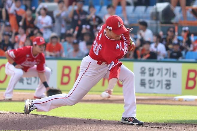 SSG 투수 박종훈은 25일 창원 NC파크에서 열린 '2024 신한 SOL Bank KBO 리그' NC와 팀 간 15차전 맞대결에서 선발 등판했다. 1군 합류 후 25일 만에 등판에도 4⅔이닝 1실점으로 호투해 팀 승리에 힘을 보탰다. SSG 랜더스