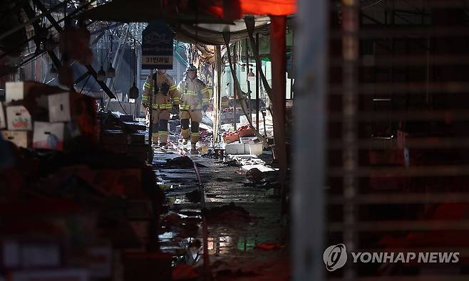 명절 앞두고 마산어시장 청과시장 불 119 소방대원이 지난 4일 오전 경남 창원시 마산합포구 마산어시장 청과시장 화재 현장을 둘러보고 있다. [연합뉴스 자료사진]