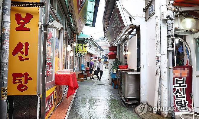 개식용종식법 시행 (서울=연합뉴스) 류영석 기자 = '개의 식용 목적의 사육·도살 및 유통 등 종식에 관한 특별법'(개식용종식법)이 시행된 8월 7일 서울의 한 보신탕 집앞에 시민들이 오가고 있다.
    농림축산식품부에 따르면 오는 2027년 2월 7일부터 식용을 목적으로 개를 사육하거나 도살, 유통, 판매하는 행위가 전면 금지되며 이날부터 3년간 유예기간을 거친다. 2024.8.7 ondol@yna.co.kr