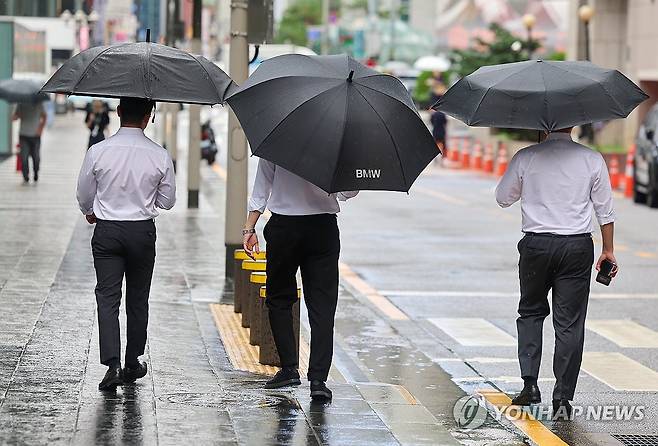 서울 강남역 인근에서 이동하는 직장인들 [연합뉴스 자료사진]