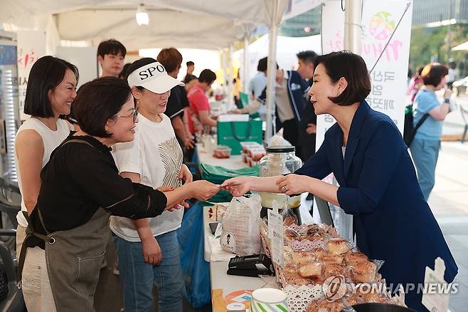 '동행축제 전통시장 판매전' 둘러보는 오영주 장관 (서울=연합뉴스) 오영주 중소벤처기업부 장관이 10일 서울 종로구 청계광장에서 열린 '동행축제 전통시장 판매전'에서 판매 부스를 둘러보며 제품을 구매하고 있다. 2024.9.10 [중소벤처기업부 제공. 재판매 및 DB 금지] photo@yna.co.kr