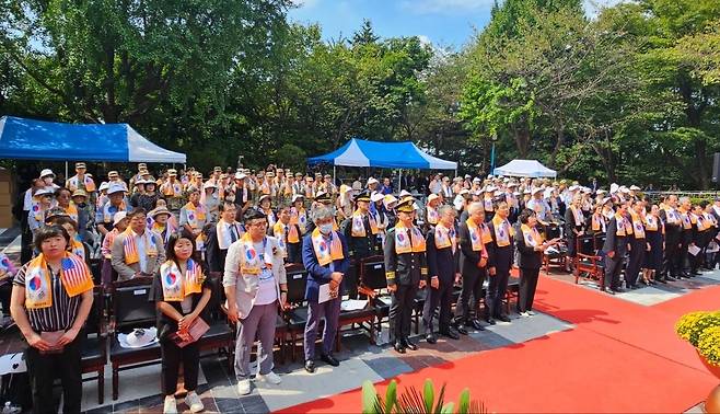 재일학도의용군 참전 74주년 기념식  (인천=연합뉴스) 강성철 기자 = 인천 수봉공원에서 열린 재일학도의용군 한국전 참전 74주년 기념식에서 참가자들이 희생자들의 명복을 빌고 있다. 2024.9.26. wakaru@yna.co.kr