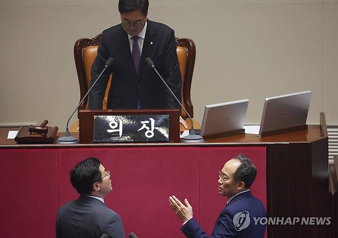 인권위 한석훈 위원 선출 부결로 여야 갈등 (서울=연합뉴스) 신준희 기자 = 국민의힘 추경호 원내대표(오른쪽)와 더불어민주당 박찬대 원내대표가 26일 국회에서 열린 본회의에서 한석훈 국가인권위원회 위원 선출안이 부결된 것에 대해 이야기하고 있다. 2024.9.26 hama@yna.co.kr