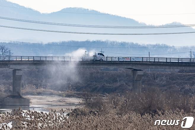 조류인플루엔자(AI) 관련 방역하는 모습 2023.12.5/뉴스1 ⓒ News1