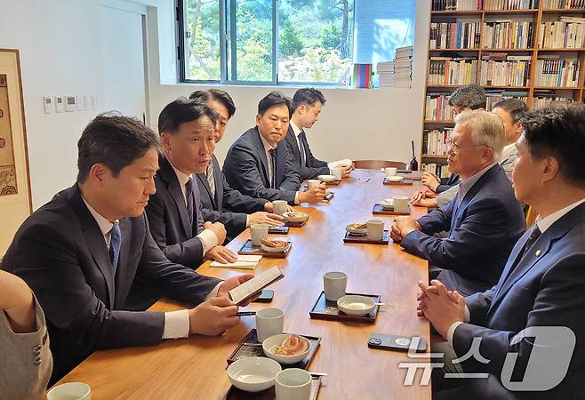 김영진 더불어민주당 전정권정치탄압대책위원장(왼쪽에서 두번째)과 위원들이 23일 경남 양산시 하북면 평산마을을 찾아 문재인 전 대통령과 면담하고 있다.(더불어민주당 제공) 2024.9.23/뉴스1