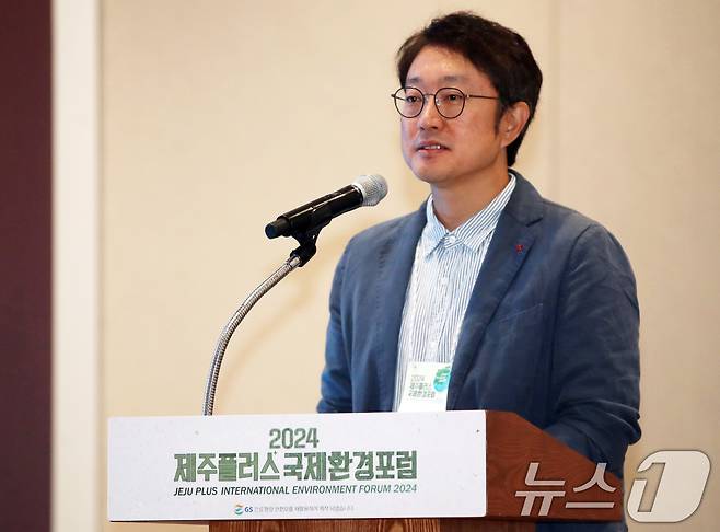 김영석 LG전자 기능성소재사업실장이 27일 제주부영호텔&리조트에서 열린 '2024 제주플러스 국제환경포럼' 제4세션에서 '무기계항균첨가제를 활용한 플라스틱 성능·수명 향상 및 자연 순환소재로 순환 경제의 새로운 방안'을 주제로 발표하고 있다. 2024.9.27/뉴스1 ⓒ News1 오현지 기자