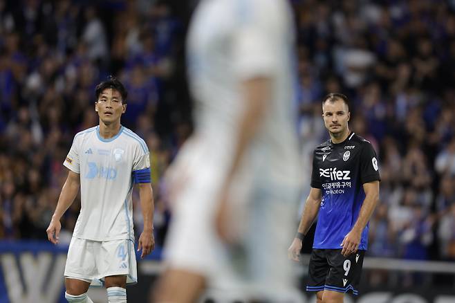 인천축구전용경기장/ K리그1/ 인천유나이티드 vs 울산HDFC/ 울산 김기희, 인천 무고사/ 사진 곽동혁