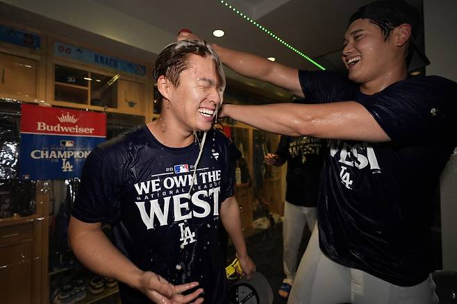 오타니가 지구 우승 축하 세리머니 도중 야마모토 요시노부의 머리에 샴페인을 부으며 기쁨을 만끽하고 있다. AP연합뉴스